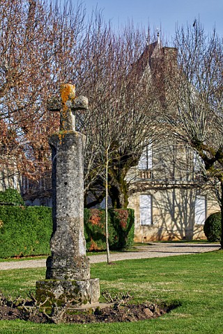 Stone cross in garden of Vieux Chteau Certan  Pomerol Gironde France  Pomerol  Bordeaux