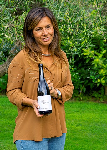 Carla Maugeri with bottle of Frontebosco 2022 Cantina Maugeri Milo Sicily Italy  Etna Bianco Superiore